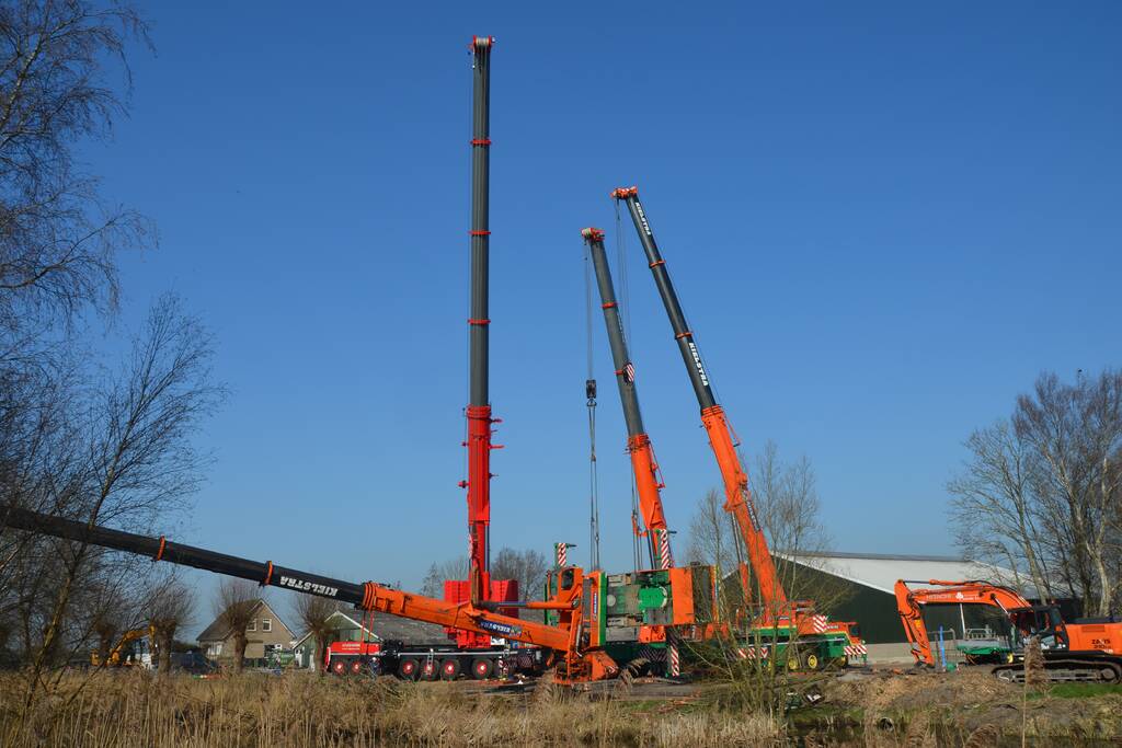 Telescoopkraan kantelt tijdens werkzaamheden