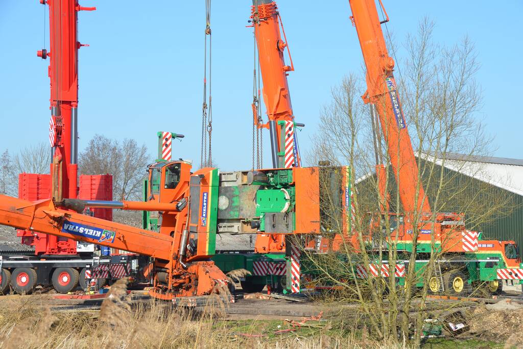 Telescoopkraan kantelt tijdens werkzaamheden