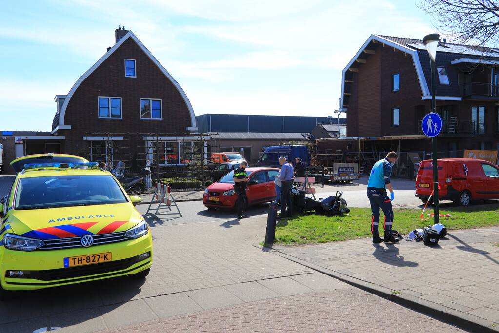 Motor en auto botsen op splitsing