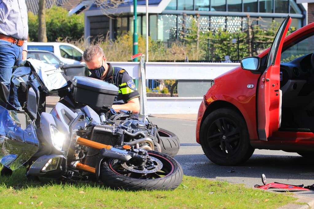 Motor en auto botsen op splitsing