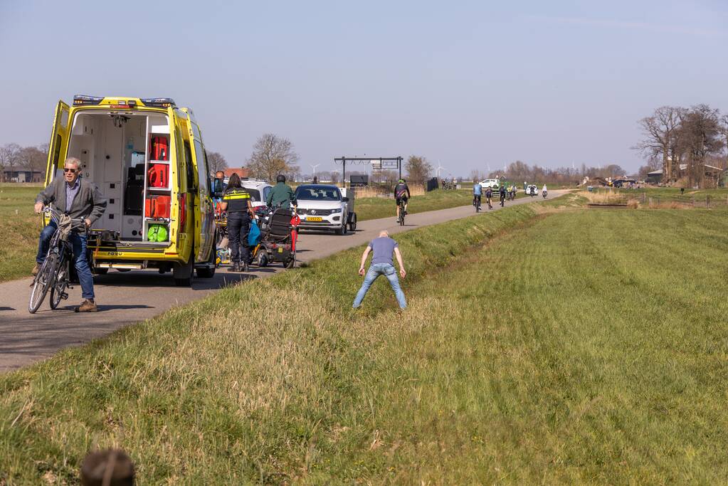 Man belandt met scootmobiel in droge sloot