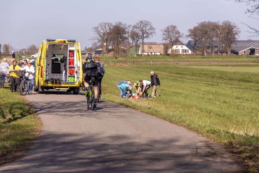 Man belandt met scootmobiel in droge sloot