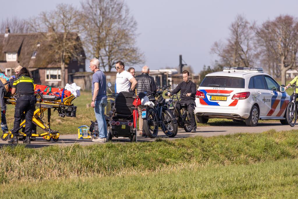 Man belandt met scootmobiel in droge sloot