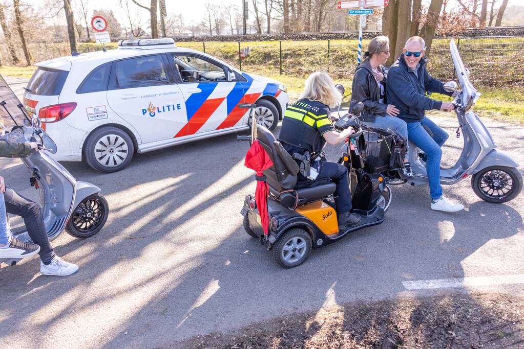 Man belandt met scootmobiel in droge sloot