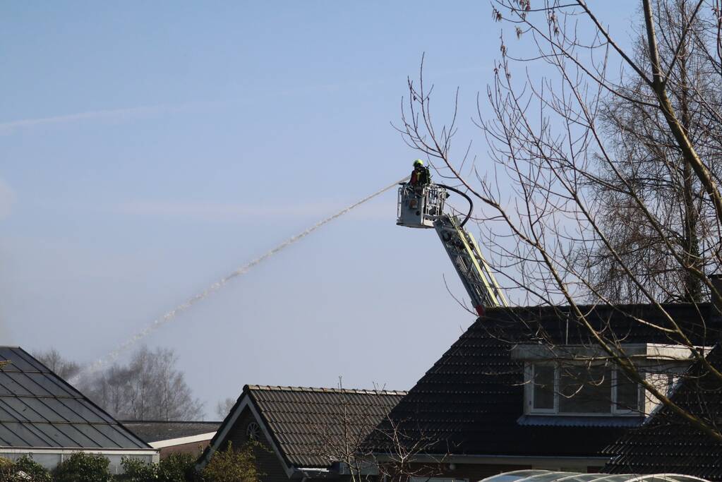 Overleden persoon aangetroffen na brand in garage