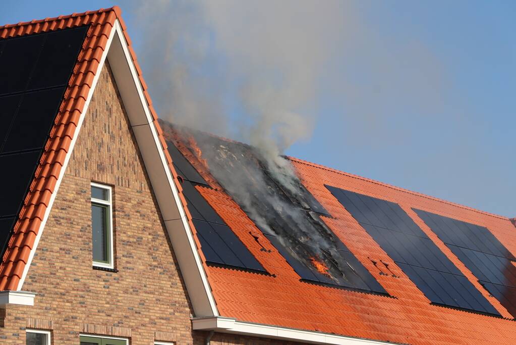 Zonnepanelen vliegen op dak in brand
