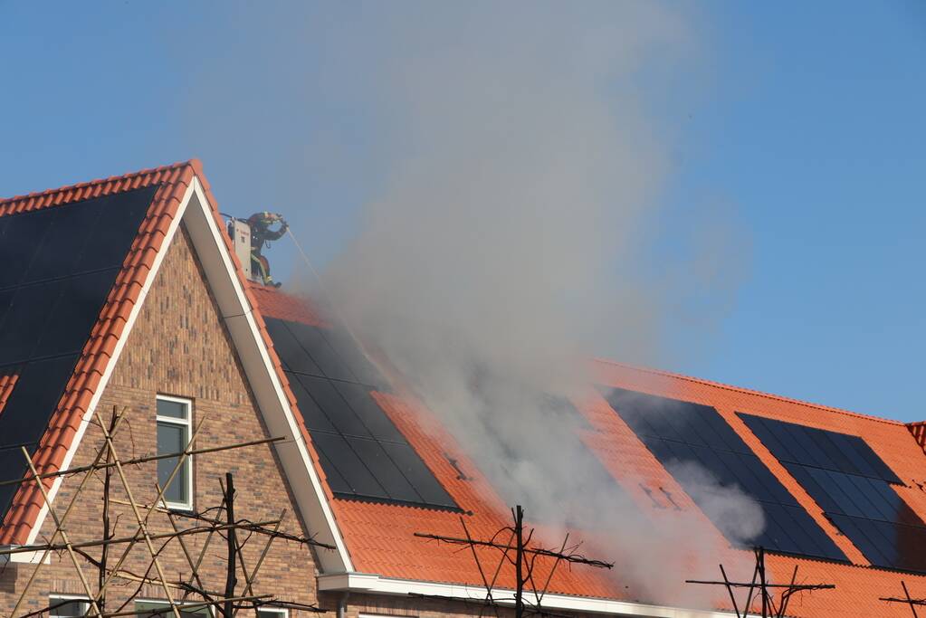 Zonnepanelen vliegen op dak in brand