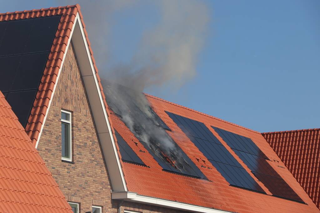 Zonnepanelen vliegen op dak in brand