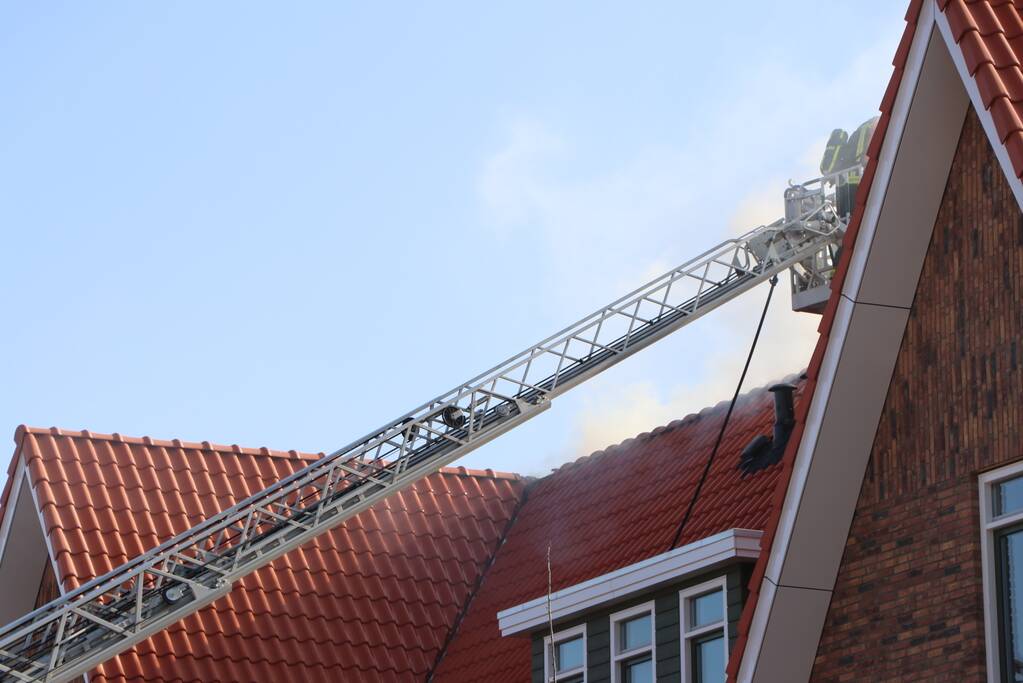 Zonnepanelen vliegen op dak in brand