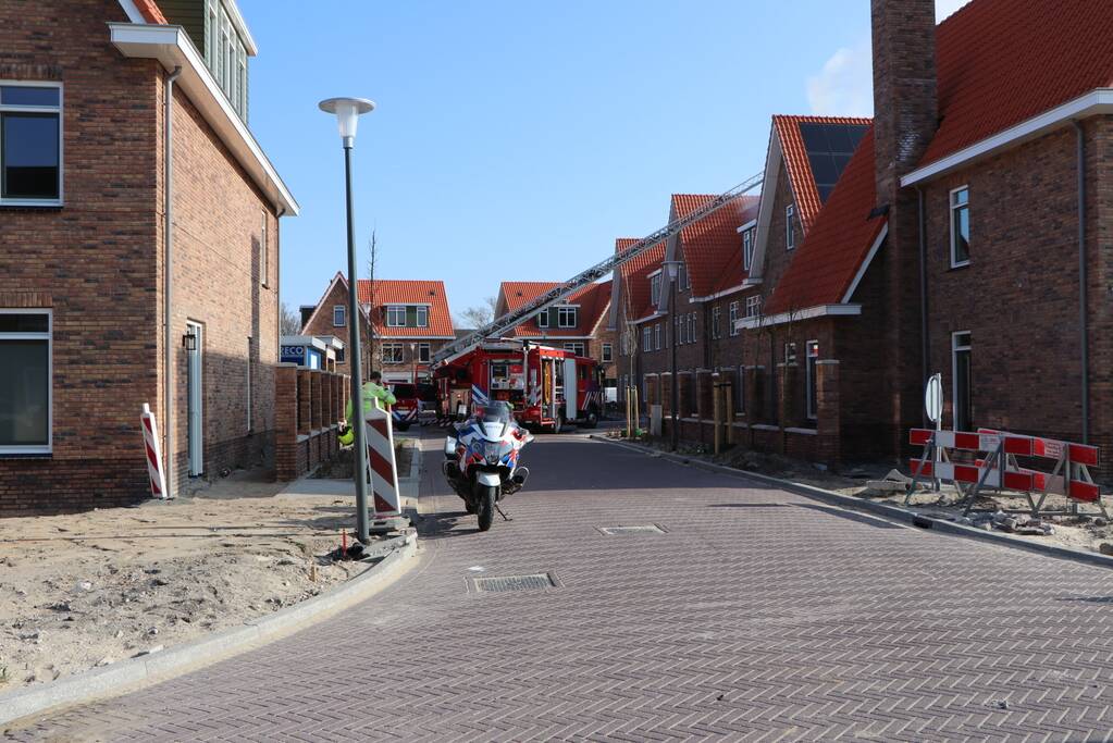 Zonnepanelen vliegen op dak in brand