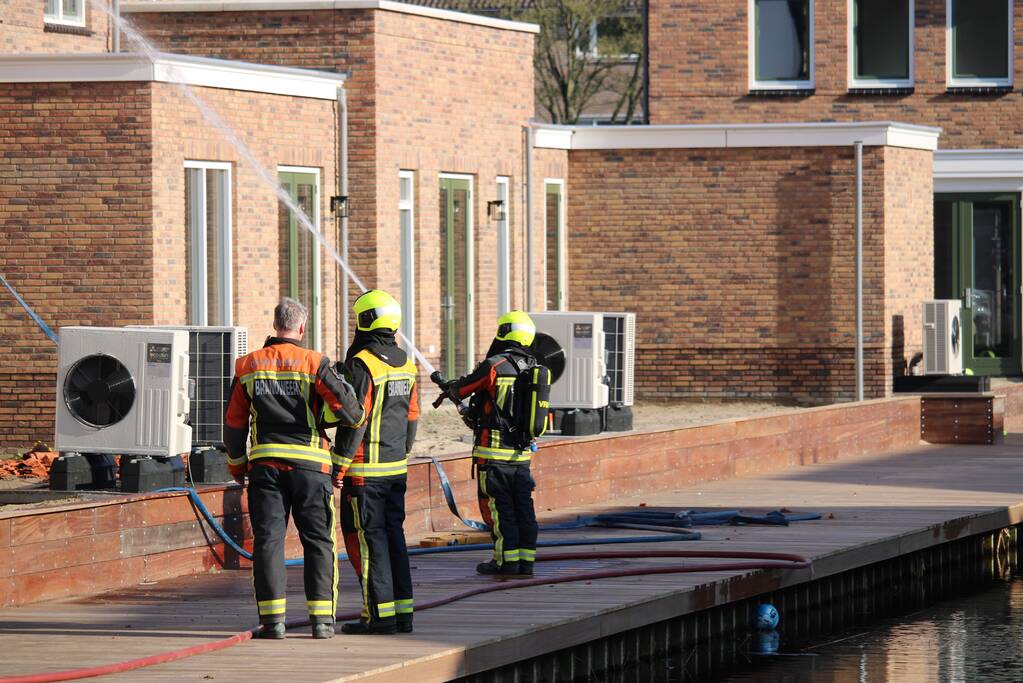 Zonnepanelen vliegen op dak in brand
