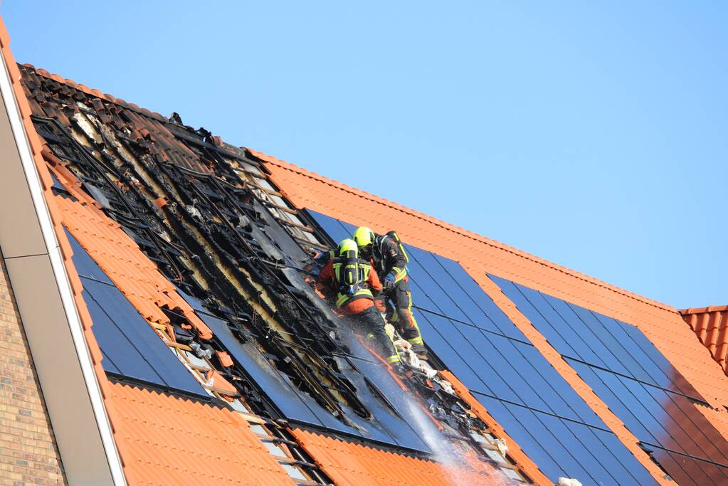 Zonnepanelen vliegen op dak in brand