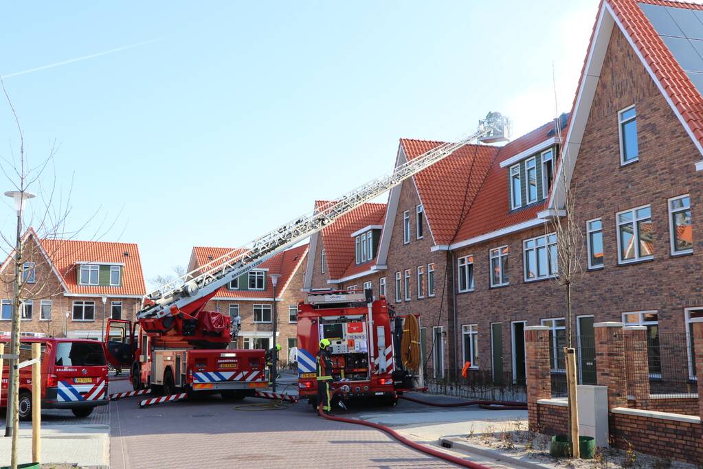 Zonnepanelen vliegen op dak in brand
