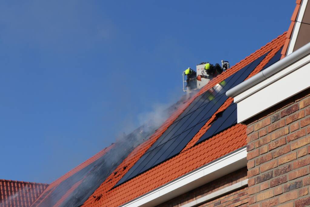 Zonnepanelen vliegen op dak in brand