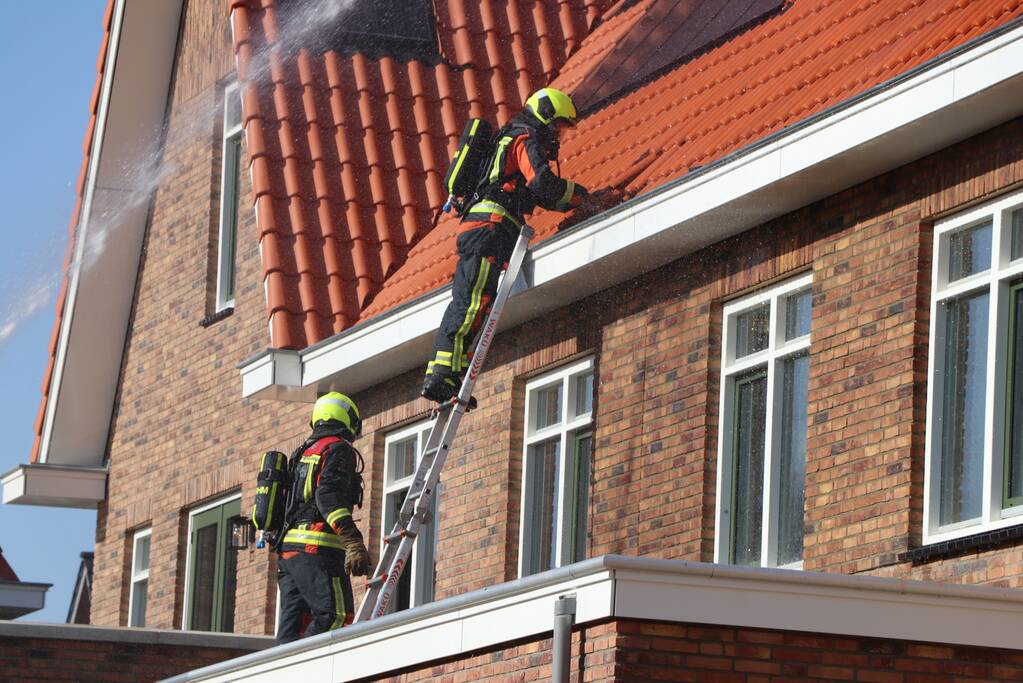Zonnepanelen vliegen op dak in brand