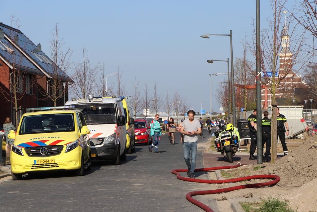 Zonnepanelen vliegen op dak in brand