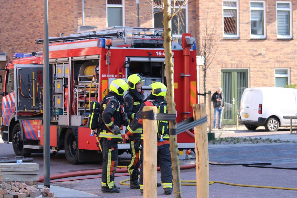 Zonnepanelen vliegen op dak in brand