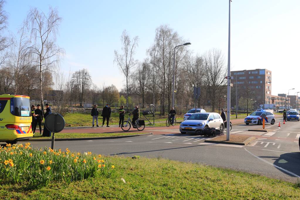 Scooter rijdt tegen auto aan