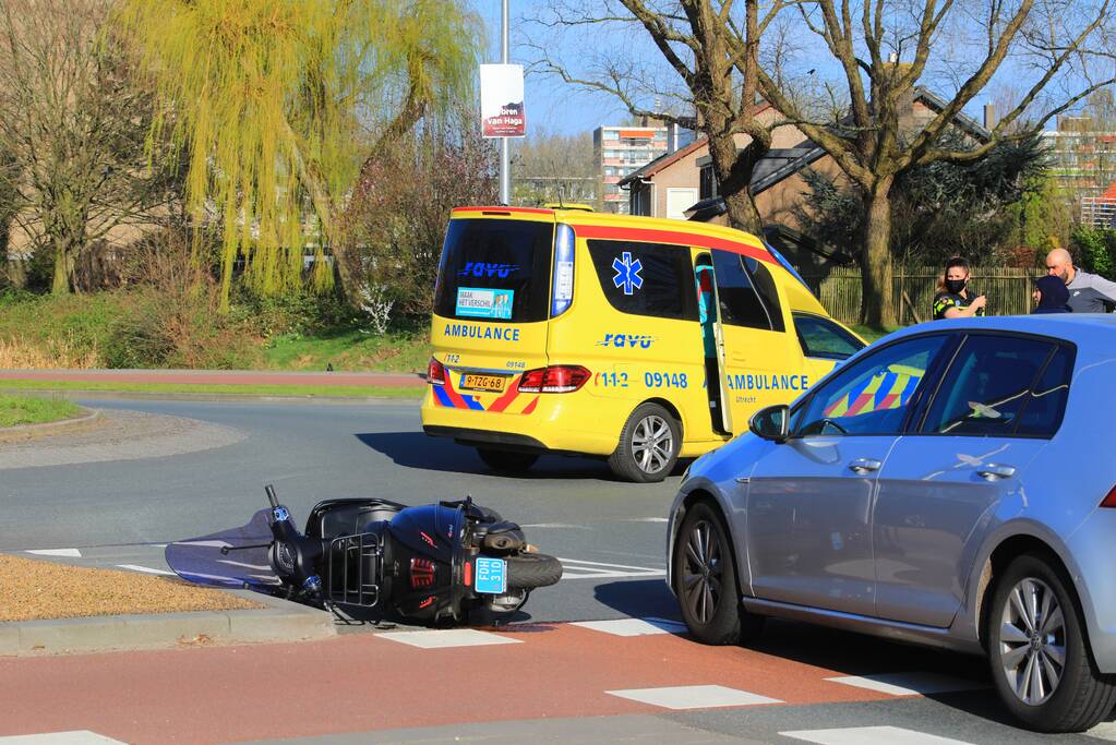 Scooter rijdt tegen auto aan
