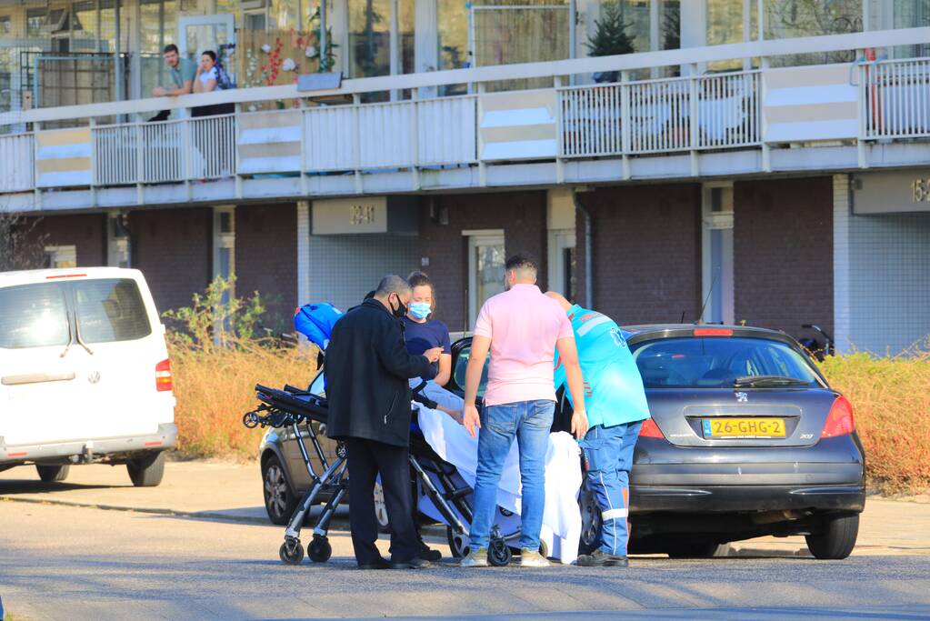 Scooter rijdt tegen auto aan
