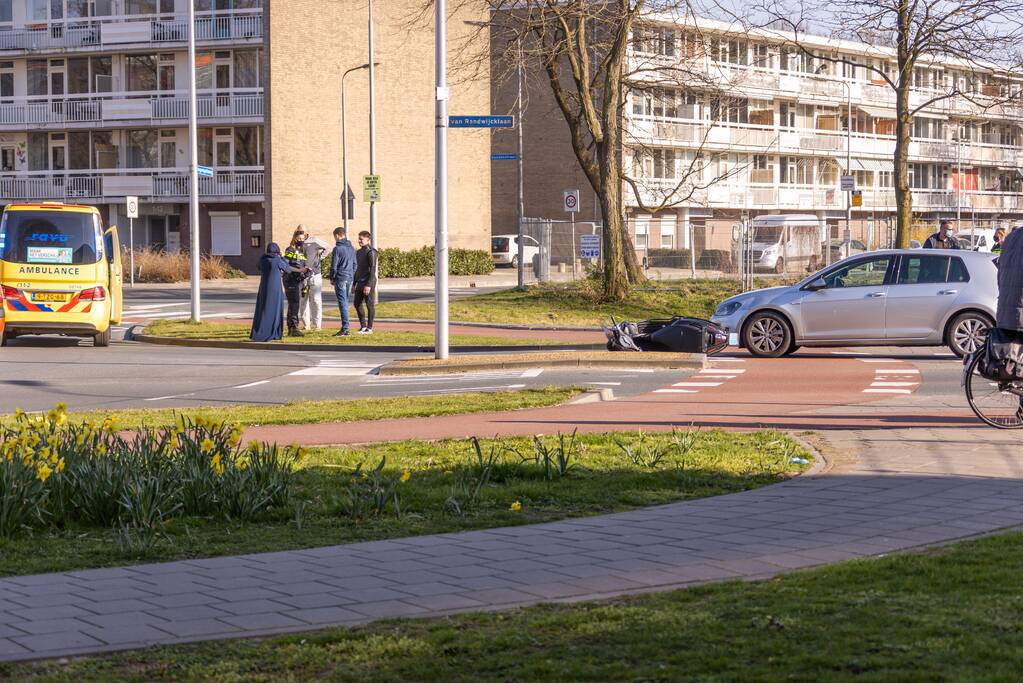 Scooter rijdt tegen auto aan