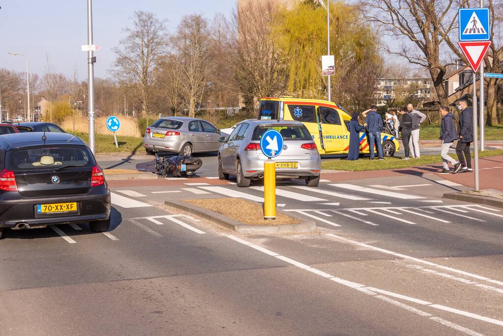 Scooter rijdt tegen auto aan