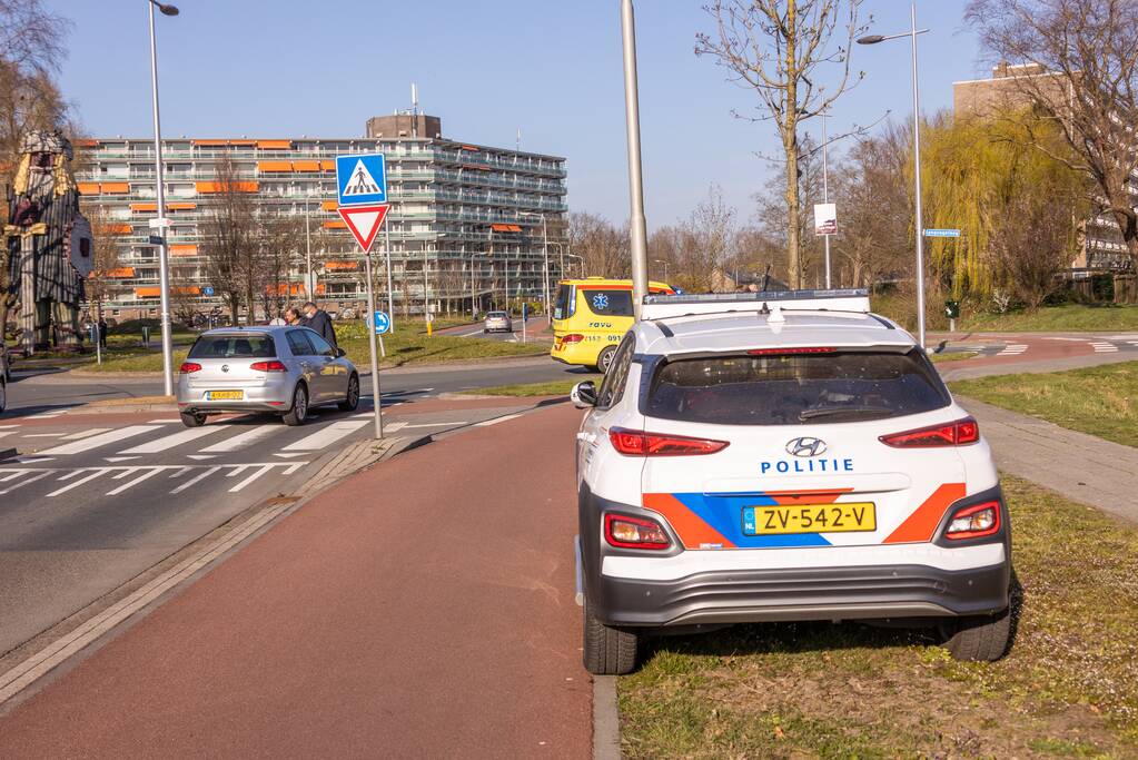 Scooter rijdt tegen auto aan