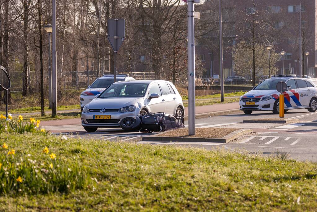 Scooter rijdt tegen auto aan
