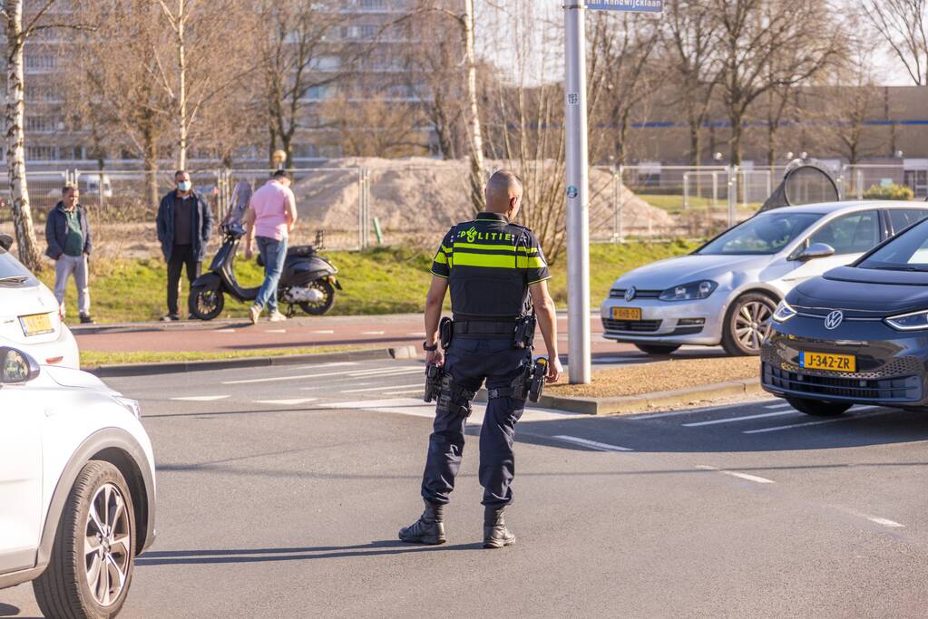 Scooter rijdt tegen auto aan