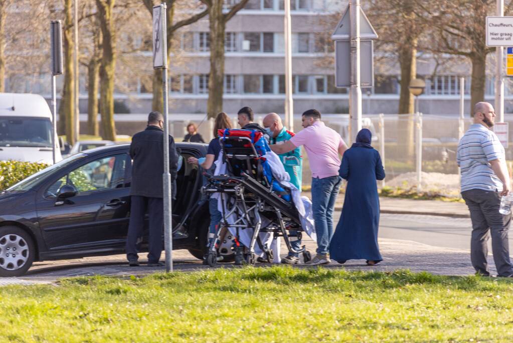 Scooter rijdt tegen auto aan