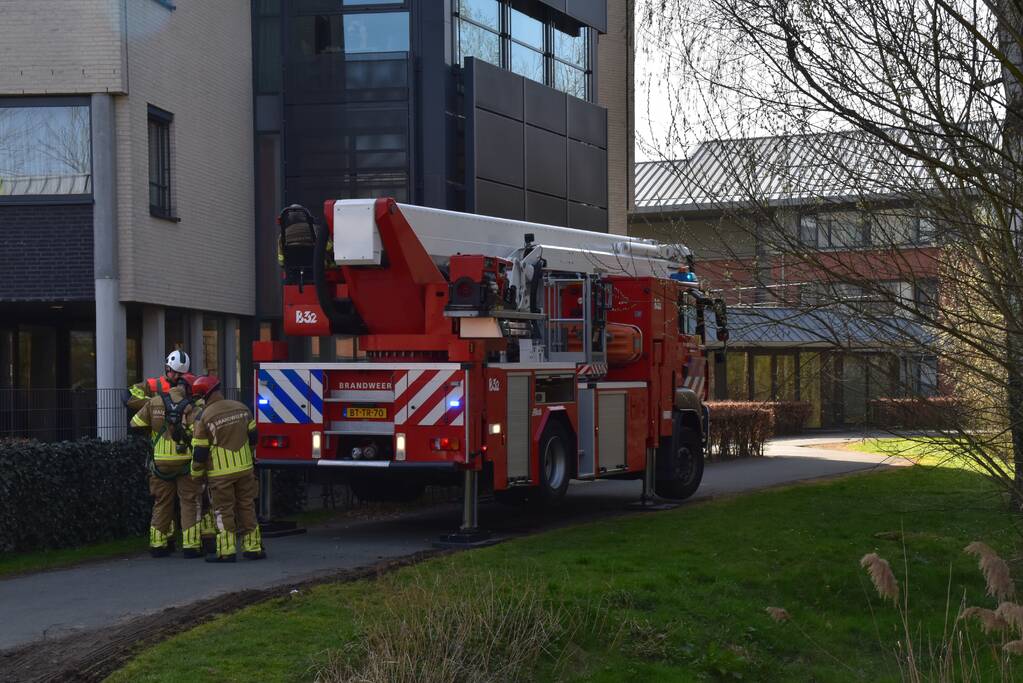 Glazenwasser vast in op hol geslagen lift