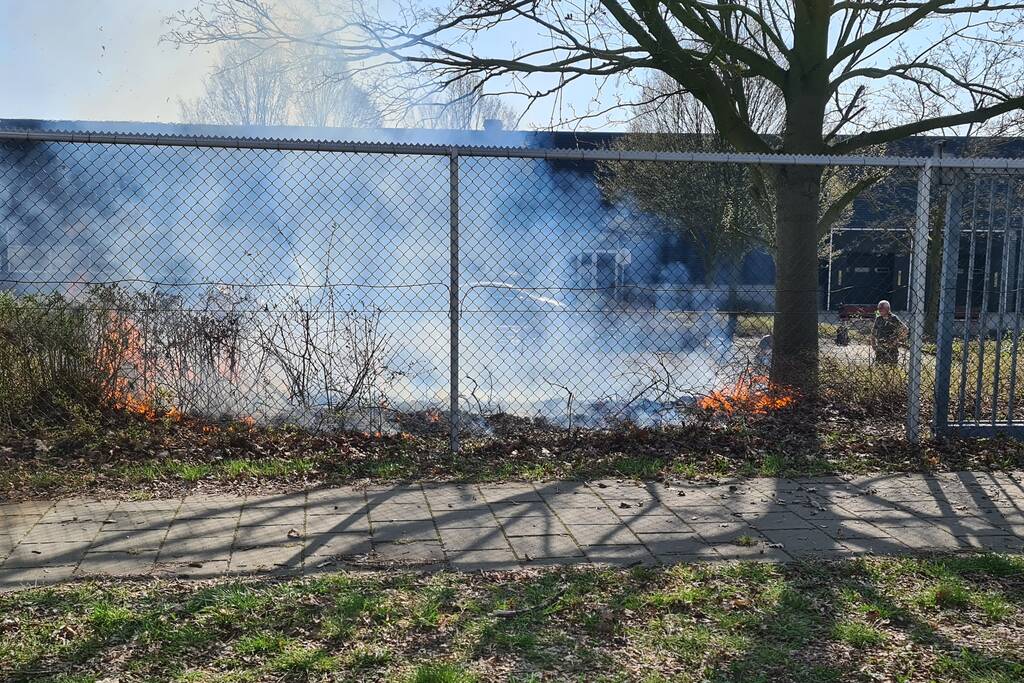 Brand ontstaan in berm