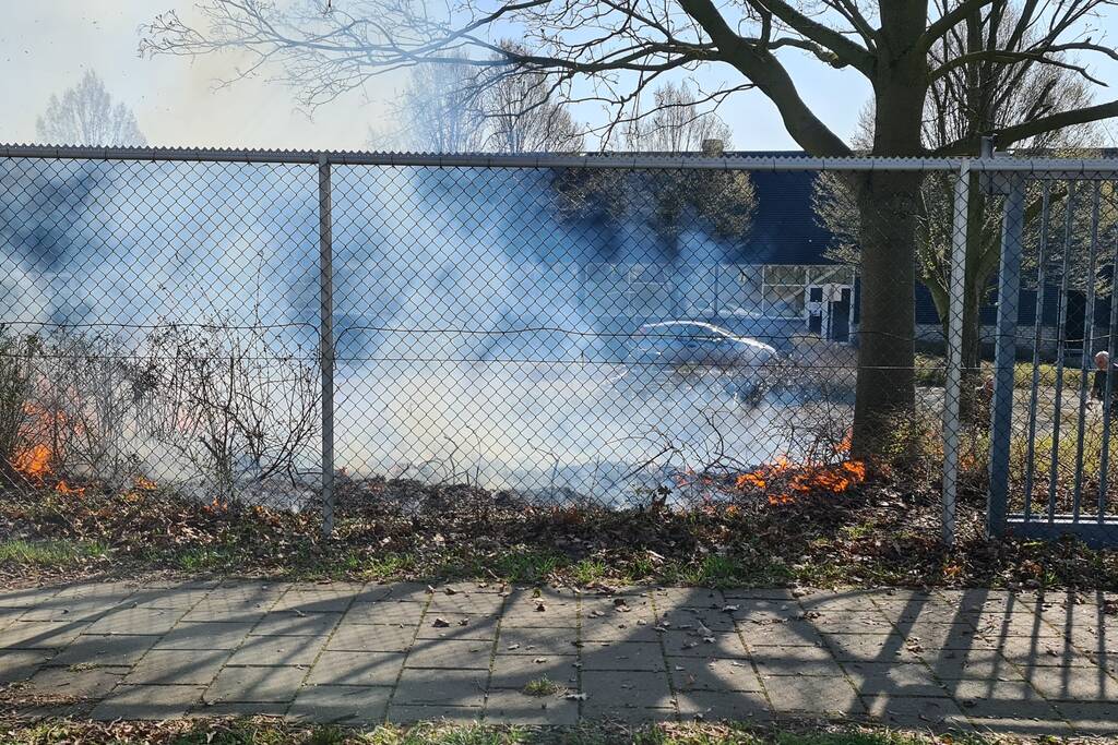 Brand ontstaan in berm