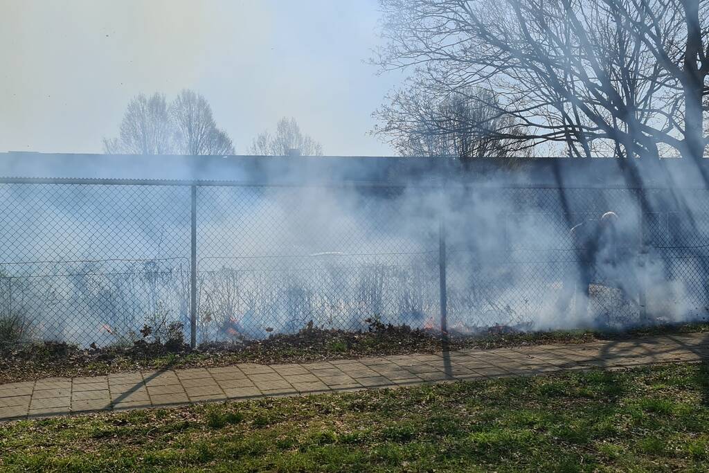 Brand ontstaan in berm