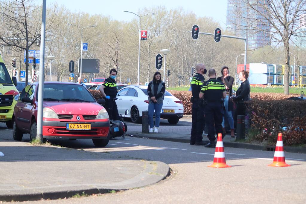Scooterrijder onderuit bij botsing met auto