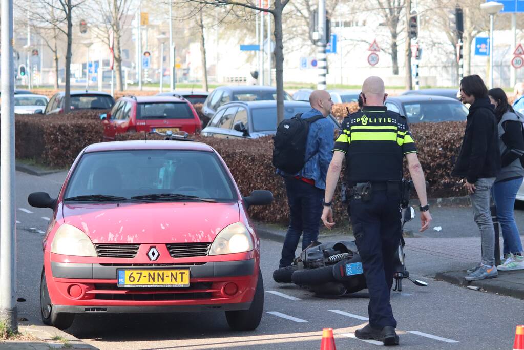 Scooterrijder onderuit bij botsing met auto