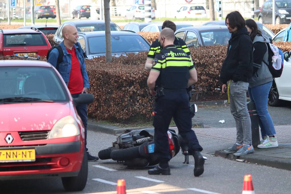 Scooterrijder onderuit bij botsing met auto