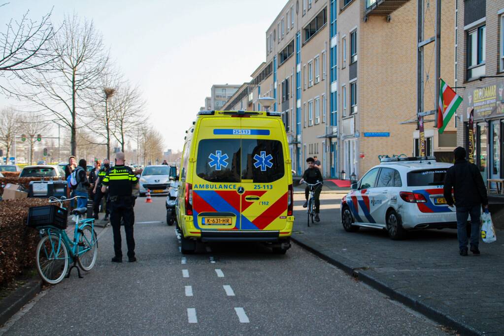Scooterrijder onderuit bij botsing met auto