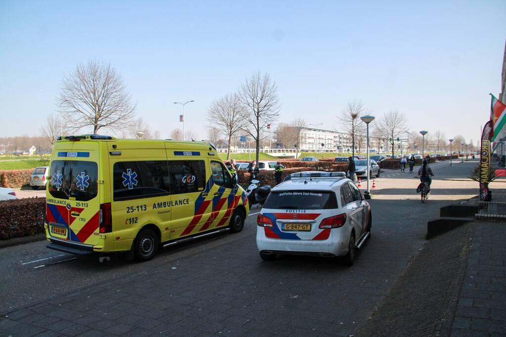 Scooterrijder onderuit bij botsing met auto