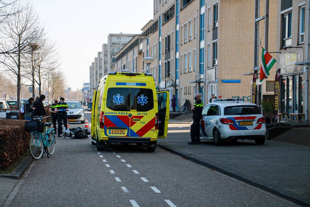 Scooterrijder onderuit bij botsing met auto