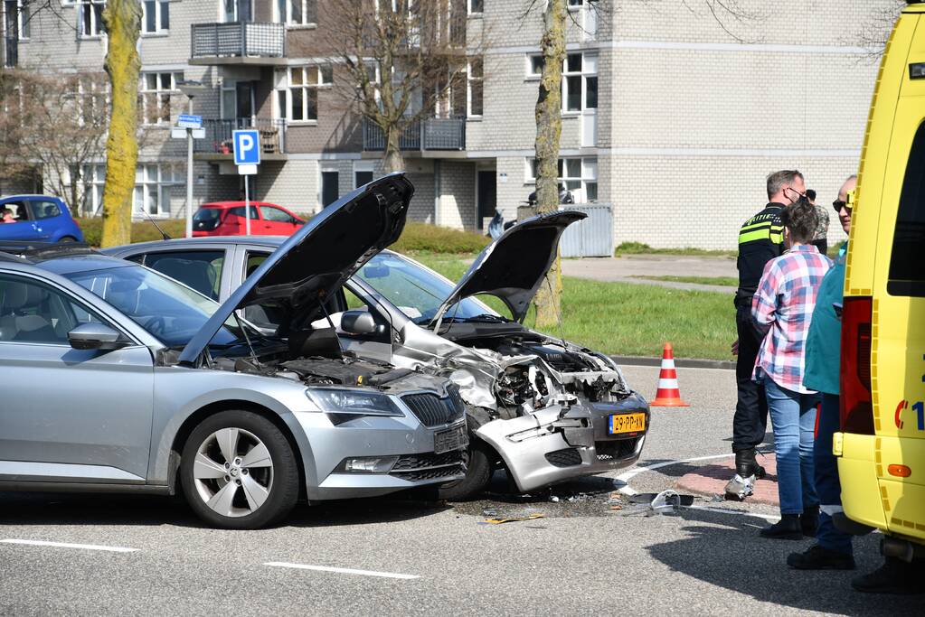Meerdere auto's met elkaar in botsing