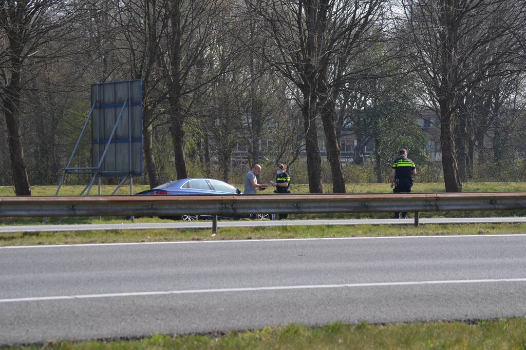 Auto belandt in sloot bij verkeersongeval