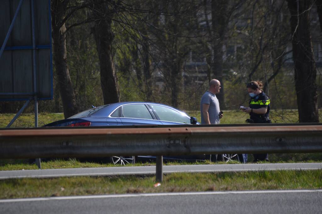 Auto belandt in sloot bij verkeersongeval