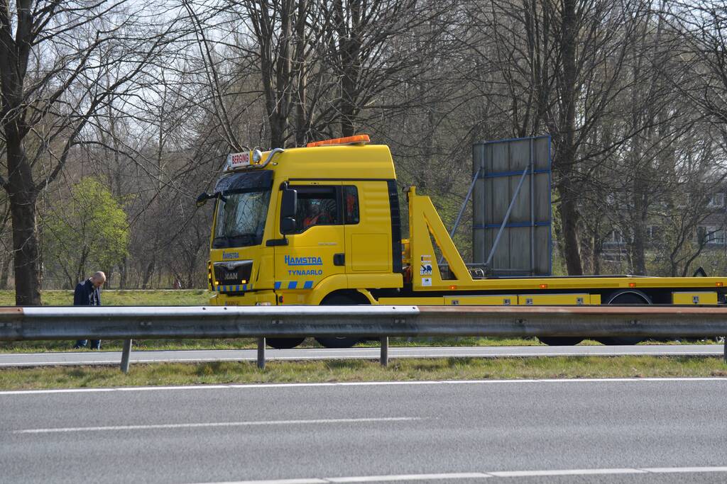 Auto belandt in sloot bij verkeersongeval