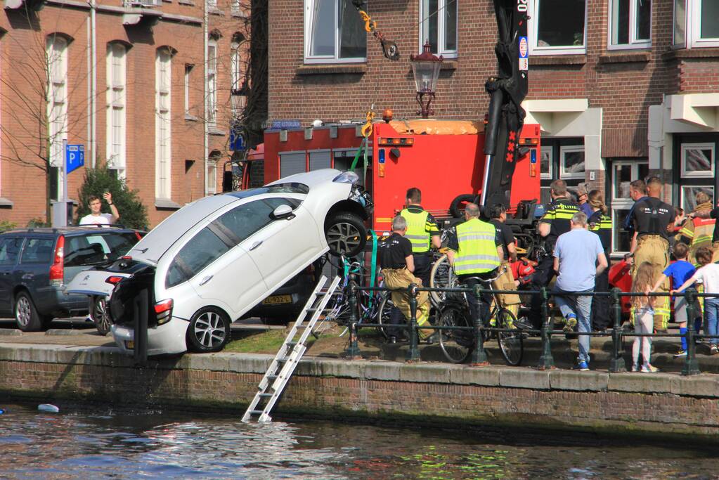 Auto rijdt van kade af