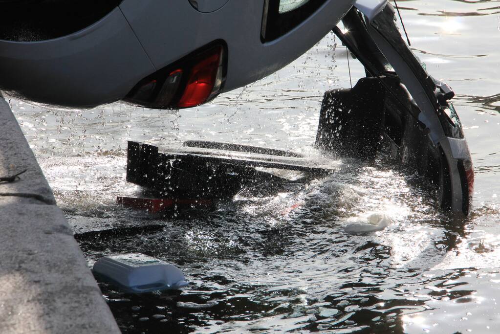 Auto rijdt van kade af