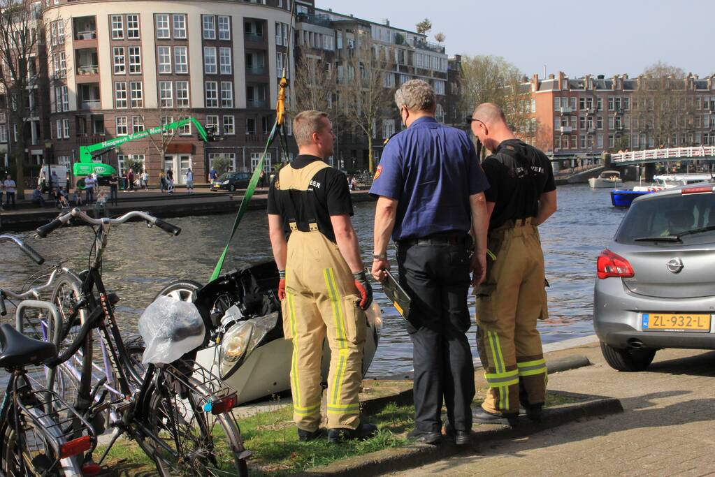 Auto rijdt van kade af