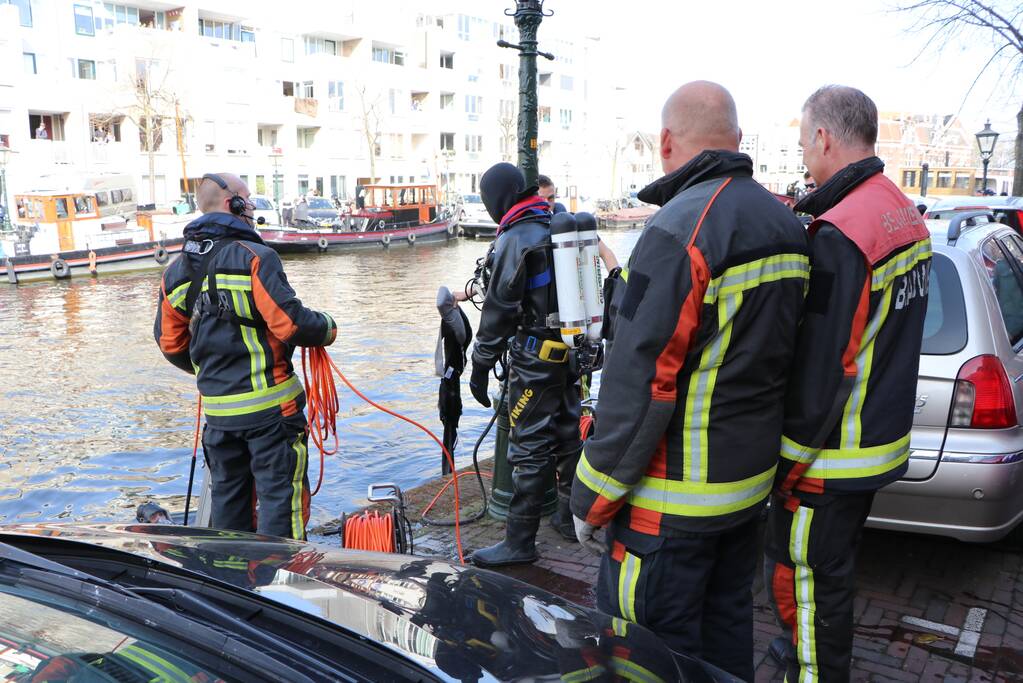 Drie inzittende halen natpak nadat auto te water is geraakt