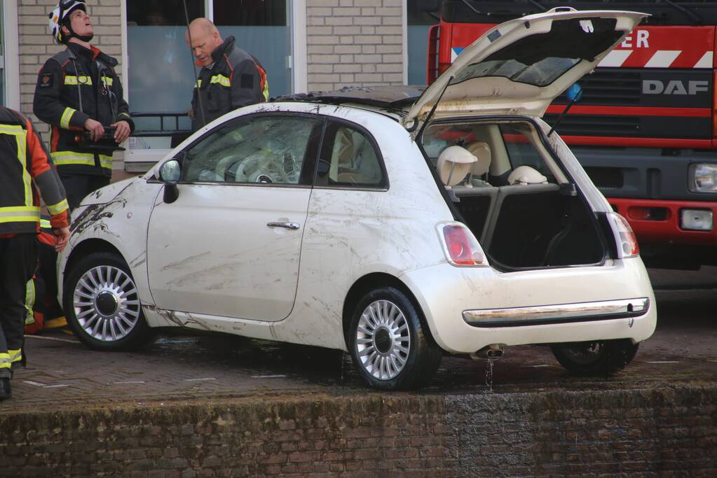 Drie inzittende halen natpak nadat auto te water is geraakt