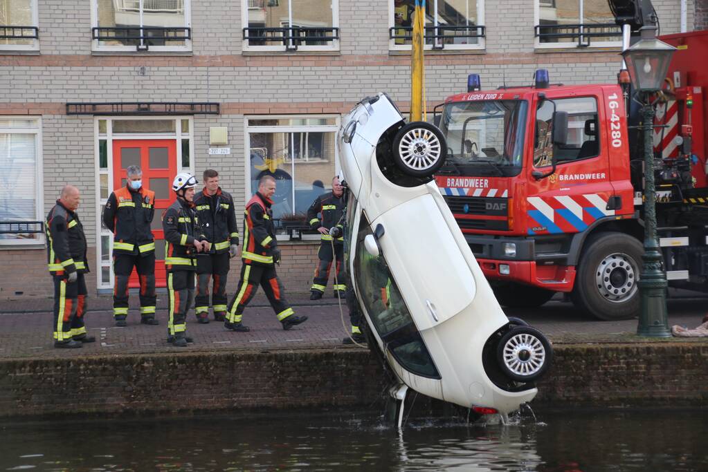 Drie inzittende halen natpak nadat auto te water is geraakt